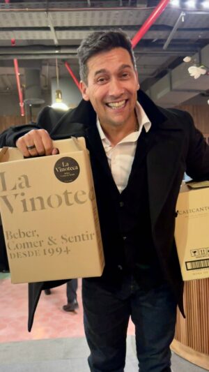 Rafael Araneda Instagram - Disfrutando los días con mi @floaraneda en Chile. Que manera de comer rico! Fuimos a @lavinotecacl y lo pasamos increíble. Tienen un nuevo local en Espacio Zoco espectacular.