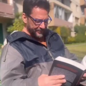 Rafael Cavada Instagram - Mi lectura actual: El año de la langosta, una novela negra de espías. La mezcla perfecta entre John Le carré, y The last of us. Un thriller geopolítico, impecable, adictivo y altamente cinematográfico de @planetadelibroscl 

Pueden encontrarlo en @buscalibre, @antarticalibros, @feriachilenadellibro y otras librerías y tiendas digitales. 
 #CreemosEnLosLibros 📚#PublicidadGrupoPlaneta