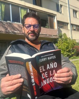 Rafael Cavada Instagram - Mi lectura actual: El año de la langosta, una novela negra de espías. La mezcla perfecta entre John Le carré, y The last of us. Un thriller geopolítico, impecable, adictivo y altamente cinematográfico de @planetadelibroscl 

Pueden encontrarlo en @buscalibre, @antarticalibros, @feriachilenadellibro y otras librerías y tiendas digitales. 
 #CreemosEnLosLibros 📚#PublicidadGrupoPlaneta