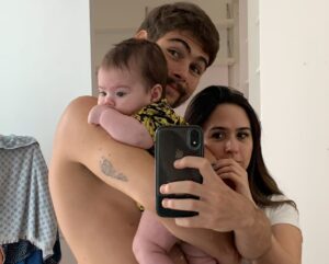 Rafael Vitti Instagram - Eu te amo! Feliz aniversário, meu amor! 
Muita admiração por você. 
O mundo é mais feliz por que você existe. 
Obrigado por alegrar ele!! Eu e Clara temos muita sorte por ter vc de “ camarote” . 
Amanhã  pego um avião cedinho pra chegar aí e a gente comemorar em família.  Te love!!!
🫶🏼♥️✨