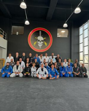 Rafael dos Anjos Instagram - Dia muito especial pra mim ontem, fiz uma visita no
batalhão do @bope.oficial comandado pelo meu
amigo de longa data @cel_aristheu, muito obrigado
pela recepção||<><><>|| Yestarday I had the
pleasure to teach a class at BOPE Police Special
Operations commanded by a long time friend
@cel_aristheu, It was good to see you all. Thank you.