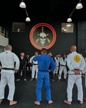 Rafael dos Anjos Instagram - Dia muito especial pra mim ontem, fiz uma visita no
batalhão do @bope.oficial comandado pelo meu
amigo de longa data @cel_aristheu, muito obrigado
pela recepção||<><><>|| Yestarday I had the
pleasure to teach a class at BOPE Police Special
Operations commanded by a long time friend
@cel_aristheu, It was good to see you all. Thank you.