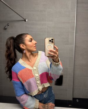 Rafaëlle Roy Instagram - Late night recap des derniers jours qui ont été CRAZY!!!!!!!(!!!)

En ordre:
• Chanter du Céline à @bonsoirbonsoirrc (mes boucles d'oreille en fleur sont de @alamain_mtl, je me le suis fait demander 50000 x!!! 😋🌼)
• Faire un show sur 2h de sommeil & no nap time ☹️ BUT WE HAD A BLAST @traviscmusic 🤝🏼
• Performer live à Clermont avec la gang de @jonastomalty & friends (à refaire for sure!)
• Soundchecker au Soleil ☀️
• La Baie, merci pour l'accueil chaleureux!!!!! 🙏🏼
• Assurer la première partie de @2freres_officiel à @villedelavalqc — quel privilège de chanter avant ces humains d'exception ✨ (et j'ai essayé de subtilement dérouler le fil du micro entre 2 phrases... po facile hihi)
• Terminer la pre-prod de mon show full band pour notre première fois ever à Sherbrooke mardi prochain le 16! Who's there? 😌

Merci à toutes celles et tous ceux qui ont fait partie de ces souvenirs. Forever reconnaissante 🌻 

Aux prochains shows! ❤️