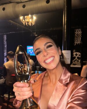 Rafaëlle Roy Instagram - Ce moment que je n'ai pas documenté mais qui a marqué ma vie: gagner un Félix à l'ADISQ pour meilleur show anglo de l'année avec @jonathanroy 🪐☄️ J'étais bien excitée et fière — c'est peu dire 🥲🗣️💥🦅 

Avec ces humains qui comptent parmi la famille que je choisis ❤️ (sorry pour la photo cropped, il manque @erik.grc3 & @melpacifico 🥹✨)

Ce n'est que le début de l'aventure pour cette gang-là. Tournée aux US, tournée en Europe, nouvelles chansons... we've got it all for you. Si t'es pas encore venu.e à un de nos spectacles, you HAVE to. C'est vraiment une expérience, un voyage. Welcome to Life Distorsions. 

Bisous, see you soon ❤️