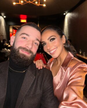 Rafaëlle Roy Instagram - Ce moment que je n'ai pas documenté mais qui a marqué ma vie: gagner un Félix à l'ADISQ pour meilleur show anglo de l'année avec @jonathanroy 🪐☄️ J'étais bien excitée et fière — c'est peu dire 🥲🗣️💥🦅 

Avec ces humains qui comptent parmi la famille que je choisis ❤️ (sorry pour la photo cropped, il manque @erik.grc3 & @melpacifico 🥹✨)

Ce n'est que le début de l'aventure pour cette gang-là. Tournée aux US, tournée en Europe, nouvelles chansons... we've got it all for you. Si t'es pas encore venu.e à un de nos spectacles, you HAVE to. C'est vraiment une expérience, un voyage. Welcome to Life Distorsions. 

Bisous, see you soon ❤️