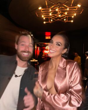 Rafaëlle Roy Instagram - Ce moment que je n'ai pas documenté mais qui a marqué ma vie: gagner un Félix à l'ADISQ pour meilleur show anglo de l'année avec @jonathanroy 🪐☄️ J'étais bien excitée et fière — c'est peu dire 🥲🗣️💥🦅 

Avec ces humains qui comptent parmi la famille que je choisis ❤️ (sorry pour la photo cropped, il manque @erik.grc3 & @melpacifico 🥹✨)

Ce n'est que le début de l'aventure pour cette gang-là. Tournée aux US, tournée en Europe, nouvelles chansons... we've got it all for you. Si t'es pas encore venu.e à un de nos spectacles, you HAVE to. C'est vraiment une expérience, un voyage. Welcome to Life Distorsions. 

Bisous, see you soon ❤️