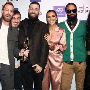 Rafaëlle Roy Instagram - Ce moment que je n'ai pas documenté mais qui a marqué ma vie: gagner un Félix à l'ADISQ pour meilleur show anglo de l'année avec @jonathanroy 🪐☄️ J'étais bien excitée et fière — c'est peu dire 🥲🗣️💥🦅 

Avec ces humains qui comptent parmi la famille que je choisis ❤️ (sorry pour la photo cropped, il manque @erik.grc3 & @melpacifico 🥹✨)

Ce n'est que le début de l'aventure pour cette gang-là. Tournée aux US, tournée en Europe, nouvelles chansons... we've got it all for you. Si t'es pas encore venu.e à un de nos spectacles, you HAVE to. C'est vraiment une expérience, un voyage. Welcome to Life Distorsions. 

Bisous, see you soon ❤️