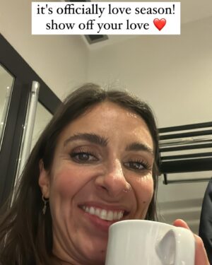 Rafaëlle Roy Instagram - Le seul "screen time" auquel mes enfants ont droit c'est un carrousel de photos laides de leur mère casté sur la télé. 

Joke.

Mais n'oublions pas que ça aussi, ça existe. 

Bisous bisous bisous ❤️
Et surtout, bonne journée internationale des droits de TOUTES les femmes. We ALL matter. 

Ok bye!!!!!!!