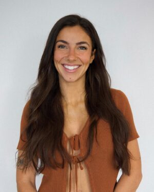 Rafaëlle Roy Instagram - 30 ans.

Plus de moi, dans tout ce que je suis, unapologetically. 
Moins de oui sans me respecter, plus de non aligné. 
Reconnaître la beauté dans mes couleurs sans qu'elles aient besoin d'être celles d'un caméléon. 

Les miennes. 

Et ma lumière. 
Briller en sachant que ça ne fait pas d'ombre à qui que ce soit. 
M'épanouir dans ma vérité. La reconnaître. L'honorer. La cultiver. L'assumer pleinement, sans honte.
Apprendre à déplaire. Et être en paix avec ça. 
M'aimer dans mes erreurs et mes apprentissages.
Rencontrer chaque version de la femme que j'ai été pour grandir dans la gratitude. Me reconnecter à la petite fille qui m'habitera toujours pour guérir dans le pardon.
Faire preuve d'autant de bienveillance envers moi-même qu'envers les autres. 
Reconnaître qu'il est possible d'être célébrée pour ce que je suis. Pas ce que j'accomplis. 
Être. Sans faire. Et que ce soit assez.

30 ans. Bonne fête Rafi. Je t'aime.