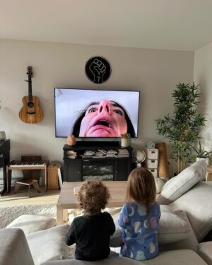 Rafaëlle Roy Instagram - Le seul "screen time" auquel mes enfants ont droit c'est un carrousel de photos laides de leur mère casté sur la télé. 

Joke.

Mais n'oublions pas que ça aussi, ça existe. 

Bisous bisous bisous ❤️
Et surtout, bonne journée internationale des droits de TOUTES les femmes. We ALL matter. 

Ok bye!!!!!!!