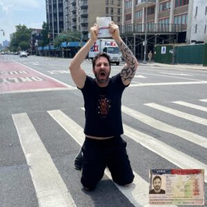 Rafinha Bastos Instagram - 6 anos de luta, filas gigantes morrendo de vontade de urinar, intermináveis visitas ao consulado a cada 3 meses e FINALMENTE conquistei meu tão sonhado Greencard. Agora o Trump pode ser eleito tranquilão… já tô dentro!!! Conquistei isso graças ao maravilhoso trabalho da @d4uusagroup. O atendimento sempre muito atencioso me tranquilizando a todo momento de que tudo ia dar certo. Processo seguro e muuuuito profissional. A galera lá é 10 MESMO! Ps: Fica tranquilo com os dados no documento. Eu mudei tudo no Photoshop. Os números ali não fazem o menor sentido. 🙌