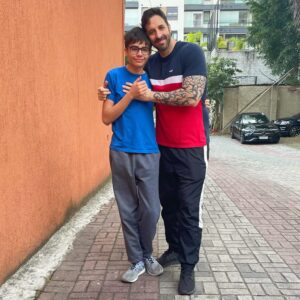 Rafinha Bastos Instagram - Acordei hoje e meu filho tava com 13 anos e 1m80cm. Tentei muito convencer a jogar basquete. Não rolou. Vai ser o mais alto programador de games da história.