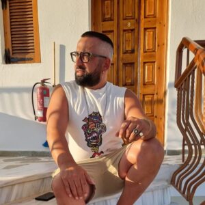 Ragga Oktay Instagram - Yıllardır 
Kimsenin adamı olmadan
Kimsenin yaması olmadan
İnsanları kandırmadan 
Akıllarıyla dalga geçmeden
Şan şöhreti umursamadan
Tiyatrodan uzak
Sadece mutluluk ve insanlık adına yapılan şarkılarımın verdiği rahatlık