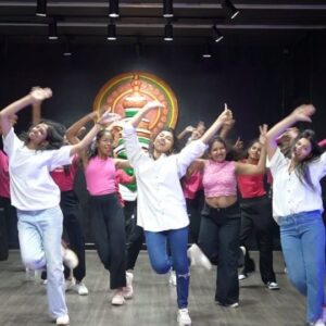 Ragini Prajwal Instagram - Its a "mmmuuuah" everytime we grove together! This time more special, as our students were with us!❤️
.
An impromtu by the @u_rhythmix faculty just because we have not danced together in soooo long! Thanku @poshiniz & @canikac, I so miss dancing with you girls!
.
Join us for some fun choreographies and dance learning!Whatsapp 9535774747 for class details!
.
Choreography by @poshiniz
Video by @kabir_photography___ 
Venue: @theroyaldancespace