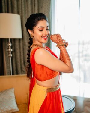 Ragini Prajwal Instagram - Blending traditions, celebrating love at the "Canasu" Haldi celebrations!✨️

Fusion of cultures, colors, and joy wearing traditional gold jewellery with a modern touch to a langa dhavani! ( This was my kathak Rangapravesh skirt that I had worn in 2013, which was redesigned with this beautiful blouse by @prathi.creations 🤩)

Uniting traditions and creating perfect memories!

Jewellery: @aabushanjewellery1941
Outfit: @prathi.creations
Styling: @makeup_by_preeya
MUA: @aadhyaraajmakeupartist1
Photography: @onehorizonproductions