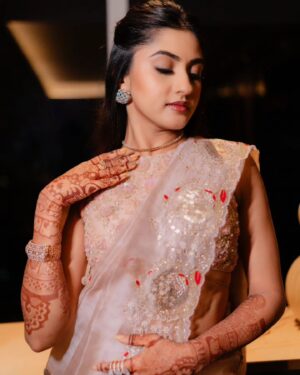 Ragini Prajwal Instagram - Wearing this exquisite fine diamond jewelry from @Aabushanjewellery1941 for my sister’s reception. 
.
This exquisite peice personifies elegance with simplicity!
@Aabushanjewellery1941, making me shine!✨️
.
Canasu Reception celebrations!

Jewellery: @aabushanjewellery1941
Outfit: @prathicreations
Make Up & Styling: @⁨Preeya Make Up⁩ 
Photography: @onehorizonproductions

#aabushan #ragini #wedding #jewellery #jewel #diamonds #reception #south #southindia  #marriage