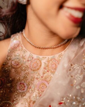 Ragini Prajwal Instagram - Wearing this exquisite fine diamond jewelry from @Aabushanjewellery1941 for my sister’s reception. 
.
This exquisite peice personifies elegance with simplicity!
@Aabushanjewellery1941, making me shine!✨️
.
Canasu Reception celebrations!

Jewellery: @aabushanjewellery1941
Outfit: @prathicreations
Make Up & Styling: @⁨Preeya Make Up⁩ 
Photography: @onehorizonproductions

#aabushan #ragini #wedding #jewellery #jewel #diamonds #reception #south #southindia  #marriage