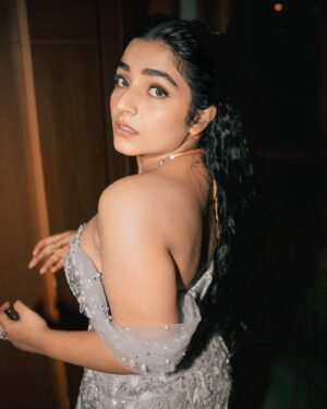 Rajisha Vijayan Instagram - Wrapped in stardust 💫
@filmfare 

Team: 
Outfit - @poojapeshoriaofficial @viralmantra
Jewelry - @aquamarine_jewellery
Styled by @theitembomb
MUAH : @laxmi_saneesh 
📸 @sbk_shuhaib
Coordinated by @shaneemz 

#filmfare #rajisha_vijayan