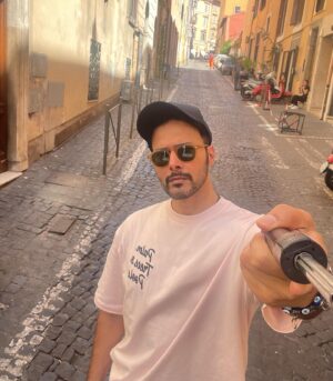 Rajneesh Duggal Instagram - I thot y not #mondaypinks ?!? 🌸🌸👚
##rome #italy