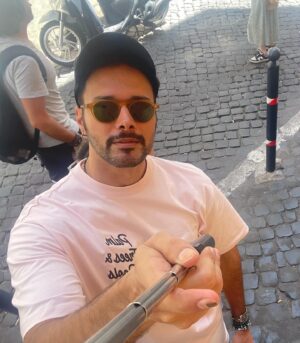 Rajneesh Duggal Instagram - I thot y not #mondaypinks ?!? 🌸🌸👚
##rome #italy