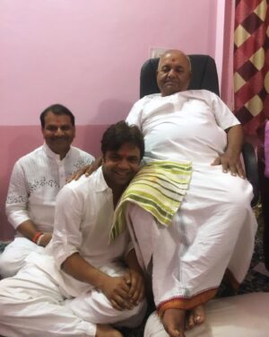 Rajpal Yadav Instagram - गुरु पूर्णिमा के पावन अवसर पर सभी को ढेर सारी बधाइयाँ। मेरे गुरूजी श्री पंडित देव प्रभाकरजी शास्त्रीजी, दद्दाजी आपके आशीर्वाद, आपकी शिक्षा ने, आपके मार्गदर्शन ने मेरे जीवन को सही दिशा दिखाई। आपकी कृपा सदा बनी रहे| जय श्री कृष्ण🙏🏻
.
.
#GuruPurnima #Guru #Guruji #Blessed #Grateful #RajpalYadav