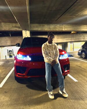 Ramon Reed Instagram - Red cause I’m still in the Christmas spirit🎄 Somebody get @zara on the line all I wear is their clothes😭