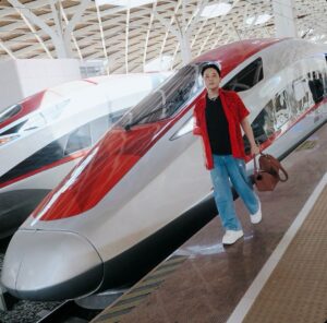 Rangga Moela Instagram - only takes 45 minutes from jakarta-bandung with #whoosh ,faster than shinkansen 🚅✨
•
wearing @houseofkyny x @sarahazka @zolobustami