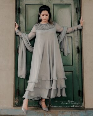 Ranjini Haridas Instagram - 📷@sajidsalim__ 
✍🏻🎨 @sreejith_karthika77
Outfit courtesy : @madebymilankochi
💅🏻@rahul_lebeaute @lebeaute_adoor