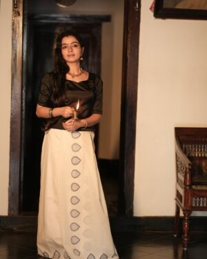 Ranjitha Menon Instagram - രാമായണ മാസാരംഭം! 

DOP @pictures_by_prashaanth 
Styling @makeup_by_sabana_ 
Location @sunil_cher 
Costume @iyna_the_boutique 
Jewllery @__vydhehi_rental_jewellery__ 

#karkkidakam #ramayana #holymonth #traditions #culture #divine #peacewithin