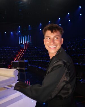 Raoul Vázquez Instagram - Esta experiencia es un sueño. Gracias a todos por disfrutarlo tanto conmigo y hacerme vivir esto de una manera tan bonita. Al equipo de Gestmusic, hacéis que esto sea tan grande. Felicidades a mi hermanito @davibusta que te quiero! Y a todos mis compañeros, que me habéis cuidado siempre como al peque de la casa, gracias 🤍

Próximo destino? 🤍🌸