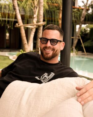 Raphaël Pépin Instagram - Good time at @cocobaybali 🌴
📸 : @akomistudio
