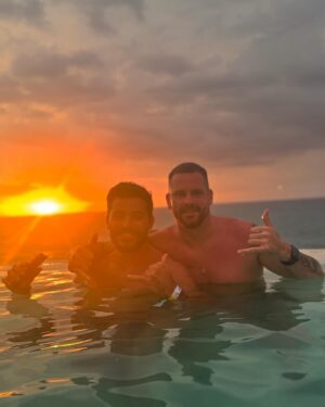 Raphaël Pépin Instagram - 1.Uluwatu 🌊
2.Sunset avec Moussa🙋🏿‍♂️
3.Sunset sans Moussa🤷🏼‍♂️
4.La ligue des champions⚽️
5.Savaya avant la crise d’angoisse🚑
6.El kabron avec el patron💪🏻
