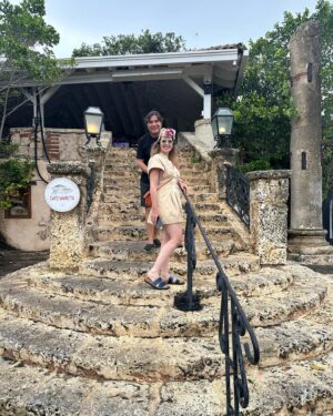 Raquel Bigorra Instagram - Que belleza Altos de Chavon. Mi papá muy feliz de poder regresar, y nosotros disfrutando cada momento en familia. Los amo muchísimo. ♥️♥️♥️ Y mañana empezamos a darle al video del nuevo sencillo. ¿ Están listos para Delincuente ? El próximo viernes estaremos estrenando video y rolita. #delincuente #añobisiesto #raquelbigorra