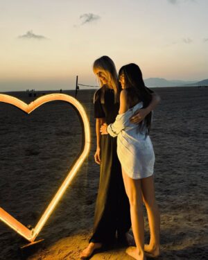 Raquel Meroño Instagram - Nuestro chiringuito @carbones13tarifa 
Lo montamos para que cada verano esta playa os viese crecer. Está llena de recuerdos y nunca dejaremos de visitarla juntas , es un regalo mis amores @martina.merono @dani_meroo 
❤️