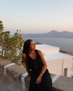 Raquel Sampaio Instagram - If u can’t tell, I’m really happy 🧡 hipnotizada pelo pôr-do-sol da Grécia - verdadeiramente único 🌅 

O Venetian Castle of Plaka tem vista perfeita para esta maravilha ✨