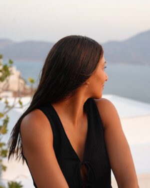 Raquel Sampaio Instagram - If u can’t tell, I’m really happy 🧡 hipnotizada pelo pôr-do-sol da Grécia - verdadeiramente único 🌅 

O Venetian Castle of Plaka tem vista perfeita para esta maravilha ✨