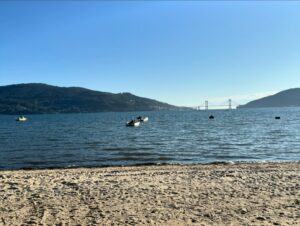 Raquel Sánchez Silva Instagram - ¡Qué bonita es Galicia!
Y…¡qué calor hace! 😅😂😂😂
Playa maravillosa Arecova Beach.
Visita al Bosque Encantado.
Chapuzón.
KITE en Cesantes.
Manjares.
¡Viva Galicia!