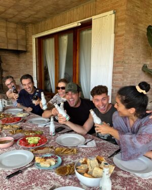 Raquel Sánchez Silva Instagram - Celebramos que la vida nos ha hecho este regalo precioso: Formar un inesperado grupo de buenos amigos. Nos hemos conocido tan profundamente en estas semanas que hemos construido sin querer una pequeña vida juntos. Somos y seremos siempre amigos. Como los amigos de un verano que fue irrepetible. Ayer,  llorábamos y reíamos de la emoción por todo lo vivido, por la victoria de David, por la alegría de Raúl y Julia viéndole ganar. Por el baño de cariño que fue para él. Nos juntamos a una mesa para celebrar que somos como dijo @soymiguellago al principio del programa una troupe que funciona como un conjunto. Cada uno ha hecho su papel lo mejor que ha podido, con la misma dedicación y amor y respeto por nosotros mismos y también por los demás.
Viva la vida y viva 🎉 haber podido formar este grupo de personas que han logrado quererse tanto en tan poco tiempo.
@tucaramesuena termina pero esta amistad durará para siempre.
Os quieroooo. 
@oficialconchita 
@juanrabonet 
@soymiguellago 
@raoulvazquez 
@supremmedeluxe 
@juliamedina 
@_valros 
@davibusta 

#PorLosQueSeAtreven
@sanmiguel_es