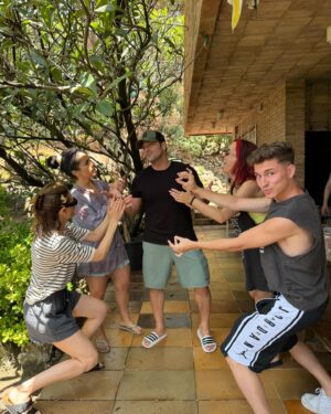 Raquel Sánchez Silva Instagram - Celebramos que la vida nos ha hecho este regalo precioso: Formar un inesperado grupo de buenos amigos. Nos hemos conocido tan profundamente en estas semanas que hemos construido sin querer una pequeña vida juntos. Somos y seremos siempre amigos. Como los amigos de un verano que fue irrepetible. Ayer,  llorábamos y reíamos de la emoción por todo lo vivido, por la victoria de David, por la alegría de Raúl y Julia viéndole ganar. Por el baño de cariño que fue para él. Nos juntamos a una mesa para celebrar que somos como dijo @soymiguellago al principio del programa una troupe que funciona como un conjunto. Cada uno ha hecho su papel lo mejor que ha podido, con la misma dedicación y amor y respeto por nosotros mismos y también por los demás.
Viva la vida y viva 🎉 haber podido formar este grupo de personas que han logrado quererse tanto en tan poco tiempo.
@tucaramesuena termina pero esta amistad durará para siempre.
Os quieroooo. 
@oficialconchita 
@juanrabonet 
@soymiguellago 
@raoulvazquez 
@supremmedeluxe 
@juliamedina 
@_valros 
@davibusta 

#PorLosQueSeAtreven
@sanmiguel_es