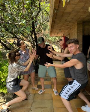 Raquel Sánchez Silva Instagram - Celebramos que la vida nos ha hecho este regalo precioso: Formar un inesperado grupo de buenos amigos. Nos hemos conocido tan profundamente en estas semanas que hemos construido sin querer una pequeña vida juntos. Somos y seremos siempre amigos. Como los amigos de un verano que fue irrepetible. Ayer,  llorábamos y reíamos de la emoción por todo lo vivido, por la victoria de David, por la alegría de Raúl y Julia viéndole ganar. Por el baño de cariño que fue para él. Nos juntamos a una mesa para celebrar que somos como dijo @soymiguellago al principio del programa una troupe que funciona como un conjunto. Cada uno ha hecho su papel lo mejor que ha podido, con la misma dedicación y amor y respeto por nosotros mismos y también por los demás.
Viva la vida y viva 🎉 haber podido formar este grupo de personas que han logrado quererse tanto en tan poco tiempo.
@tucaramesuena termina pero esta amistad durará para siempre.
Os quieroooo. 
@oficialconchita 
@juanrabonet 
@soymiguellago 
@raoulvazquez 
@supremmedeluxe 
@juliamedina 
@_valros 
@davibusta 

#PorLosQueSeAtreven
@sanmiguel_es