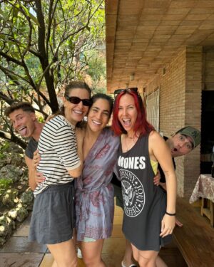 Raquel Sánchez Silva Instagram - Celebramos que la vida nos ha hecho este regalo precioso: Formar un inesperado grupo de buenos amigos. Nos hemos conocido tan profundamente en estas semanas que hemos construido sin querer una pequeña vida juntos. Somos y seremos siempre amigos. Como los amigos de un verano que fue irrepetible. Ayer,  llorábamos y reíamos de la emoción por todo lo vivido, por la victoria de David, por la alegría de Raúl y Julia viéndole ganar. Por el baño de cariño que fue para él. Nos juntamos a una mesa para celebrar que somos como dijo @soymiguellago al principio del programa una troupe que funciona como un conjunto. Cada uno ha hecho su papel lo mejor que ha podido, con la misma dedicación y amor y respeto por nosotros mismos y también por los demás.
Viva la vida y viva 🎉 haber podido formar este grupo de personas que han logrado quererse tanto en tan poco tiempo.
@tucaramesuena termina pero esta amistad durará para siempre.
Os quieroooo. 
@oficialconchita 
@juanrabonet 
@soymiguellago 
@raoulvazquez 
@supremmedeluxe 
@juliamedina 
@_valros 
@davibusta 

#PorLosQueSeAtreven
@sanmiguel_es