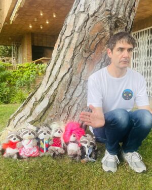 Raquel Sánchez Silva Instagram - Celebramos que la vida nos ha hecho este regalo precioso: Formar un inesperado grupo de buenos amigos. Nos hemos conocido tan profundamente en estas semanas que hemos construido sin querer una pequeña vida juntos. Somos y seremos siempre amigos. Como los amigos de un verano que fue irrepetible. Ayer,  llorábamos y reíamos de la emoción por todo lo vivido, por la victoria de David, por la alegría de Raúl y Julia viéndole ganar. Por el baño de cariño que fue para él. Nos juntamos a una mesa para celebrar que somos como dijo @soymiguellago al principio del programa una troupe que funciona como un conjunto. Cada uno ha hecho su papel lo mejor que ha podido, con la misma dedicación y amor y respeto por nosotros mismos y también por los demás.
Viva la vida y viva 🎉 haber podido formar este grupo de personas que han logrado quererse tanto en tan poco tiempo.
@tucaramesuena termina pero esta amistad durará para siempre.
Os quieroooo. 
@oficialconchita 
@juanrabonet 
@soymiguellago 
@raoulvazquez 
@supremmedeluxe 
@juliamedina 
@_valros 
@davibusta 

#PorLosQueSeAtreven
@sanmiguel_es