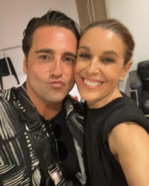 Raquel Sánchez Silva Instagram - Celebramos que la vida nos ha hecho este regalo precioso: Formar un inesperado grupo de buenos amigos. Nos hemos conocido tan profundamente en estas semanas que hemos construido sin querer una pequeña vida juntos. Somos y seremos siempre amigos. Como los amigos de un verano que fue irrepetible. Ayer,  llorábamos y reíamos de la emoción por todo lo vivido, por la victoria de David, por la alegría de Raúl y Julia viéndole ganar. Por el baño de cariño que fue para él. Nos juntamos a una mesa para celebrar que somos como dijo @soymiguellago al principio del programa una troupe que funciona como un conjunto. Cada uno ha hecho su papel lo mejor que ha podido, con la misma dedicación y amor y respeto por nosotros mismos y también por los demás.
Viva la vida y viva 🎉 haber podido formar este grupo de personas que han logrado quererse tanto en tan poco tiempo.
@tucaramesuena termina pero esta amistad durará para siempre.
Os quieroooo. 
@oficialconchita 
@juanrabonet 
@soymiguellago 
@raoulvazquez 
@supremmedeluxe 
@juliamedina 
@_valros 
@davibusta 

#PorLosQueSeAtreven
@sanmiguel_es