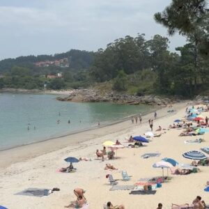 Raquel Sánchez Silva Instagram - ¡Qué bonita es Galicia!
Y…¡qué calor hace! 😅😂😂😂
Playa maravillosa Arecova Beach.
Visita al Bosque Encantado.
Chapuzón.
KITE en Cesantes.
Manjares.
¡Viva Galicia!