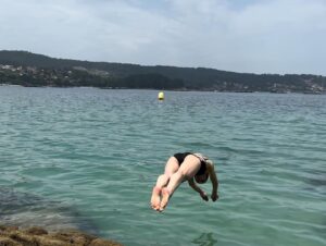 Raquel Sánchez Silva Instagram - ¡Qué bonita es Galicia!
Y…¡qué calor hace! 😅😂😂😂
Playa maravillosa Arecova Beach.
Visita al Bosque Encantado.
Chapuzón.
KITE en Cesantes.
Manjares.
¡Viva Galicia!