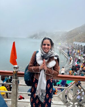 Rashmeet Kaur Sethi Instagram - WAHEGURU JI KA KHALSA WAHEGURU JI KI FATEH🙏
Sachkhand Shri Hemkund Sahib di yatra safal hoyi🙏
My first experience and it truly was magical, emotional and inspiring. I don’t think i was prepared for it and it was beautiful beyond my expectations. I’ve never had such a surreal experience. Baba ji blessed us and kept us strong throughout. Waheguru sache patsha tera hi aasra 🙏✨
Tuhada bhot bhot shukrana sade ang sang sahai rhe tusi, sade sareya te apna mehar pareya hath humesha bnaye rakhna✨🙏