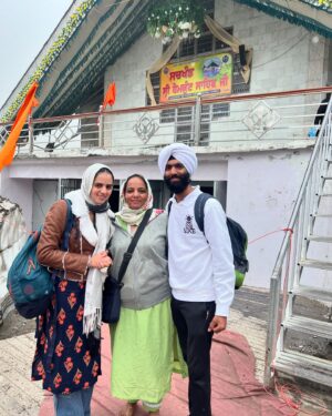 Rashmeet Kaur Sethi Instagram - WAHEGURU JI KA KHALSA WAHEGURU JI KI FATEH🙏
Sachkhand Shri Hemkund Sahib di yatra safal hoyi🙏
My first experience and it truly was magical, emotional and inspiring. I don’t think i was prepared for it and it was beautiful beyond my expectations. I’ve never had such a surreal experience. Baba ji blessed us and kept us strong throughout. Waheguru sache patsha tera hi aasra 🙏✨
Tuhada bhot bhot shukrana sade ang sang sahai rhe tusi, sade sareya te apna mehar pareya hath humesha bnaye rakhna✨🙏
