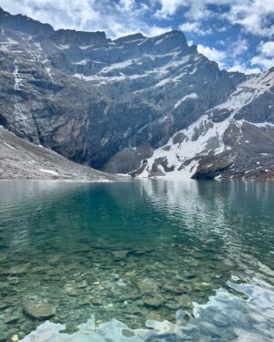 Rashmeet Kaur Sethi Instagram - WAHEGURU JI KA KHALSA WAHEGURU JI KI FATEH🙏
Sachkhand Shri Hemkund Sahib di yatra safal hoyi🙏
My first experience and it truly was magical, emotional and inspiring. I don’t think i was prepared for it and it was beautiful beyond my expectations. I’ve never had such a surreal experience. Baba ji blessed us and kept us strong throughout. Waheguru sache patsha tera hi aasra 🙏✨
Tuhada bhot bhot shukrana sade ang sang sahai rhe tusi, sade sareya te apna mehar pareya hath humesha bnaye rakhna✨🙏
