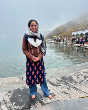 Rashmeet Kaur Sethi Instagram - WAHEGURU JI KA KHALSA WAHEGURU JI KI FATEH🙏
Sachkhand Shri Hemkund Sahib di yatra safal hoyi🙏
My first experience and it truly was magical, emotional and inspiring. I don’t think i was prepared for it and it was beautiful beyond my expectations. I’ve never had such a surreal experience. Baba ji blessed us and kept us strong throughout. Waheguru sache patsha tera hi aasra 🙏✨
Tuhada bhot bhot shukrana sade ang sang sahai rhe tusi, sade sareya te apna mehar pareya hath humesha bnaye rakhna✨🙏