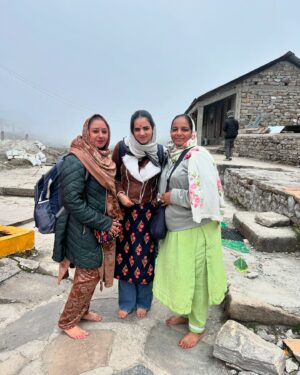 Rashmeet Kaur Sethi Instagram - WAHEGURU JI KA KHALSA WAHEGURU JI KI FATEH🙏
Sachkhand Shri Hemkund Sahib di yatra safal hoyi🙏
My first experience and it truly was magical, emotional and inspiring. I don’t think i was prepared for it and it was beautiful beyond my expectations. I’ve never had such a surreal experience. Baba ji blessed us and kept us strong throughout. Waheguru sache patsha tera hi aasra 🙏✨
Tuhada bhot bhot shukrana sade ang sang sahai rhe tusi, sade sareya te apna mehar pareya hath humesha bnaye rakhna✨🙏